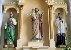 아기 예수를 안은 성 요셉과 사도 성 유다 타대오와 성 알로이시오 곤자가_photo by Nheyob_in the Church of St Mary in Pierce City_Missouri USA.jpg